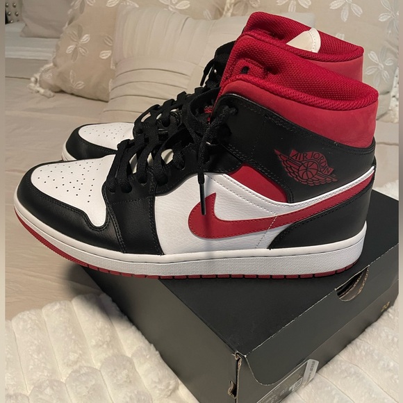 🔥 Nike Air Jordan 1 Mid ‘Gym Red Black White’ – Size 11 in Excellent Condition - Picture 2 of 4